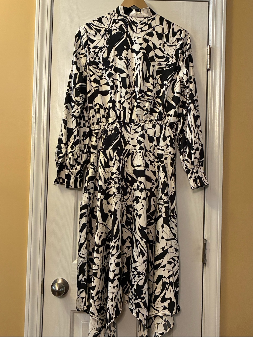 Black & White Abstract Print Midi Dress Stand up Collar Shark Bite Hem. Small
